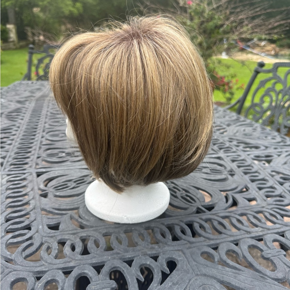 Short Layered Women's Wig in Warm Light Brown with Blonde Highlights